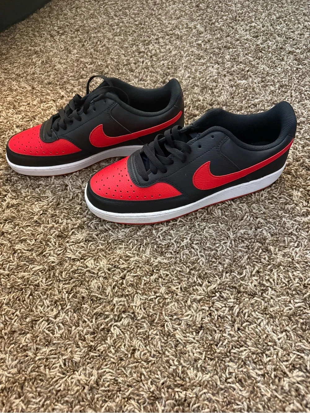 Nike Men's Low-Top Sneakers in Black/Red Size 10